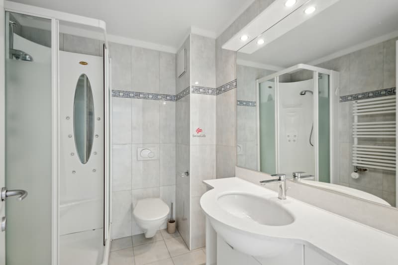 Badezimmer, mit Anschlüssen für den Turm von Waschmaschine und Trockner hinter der Tür, ausgestattet mit Dusche, Waschbecken und WC /  Bagno con gli attacchi per la torre lavasciuga dietro la port