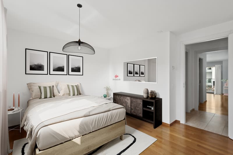 Das Zimmer ist gemütlich und funktionell eingerichtet und verfügt über einen modernen Parkettboden, der einen Hauch von zeitgenössischem Design vermittelt / La camera è accogliente e funzionale,