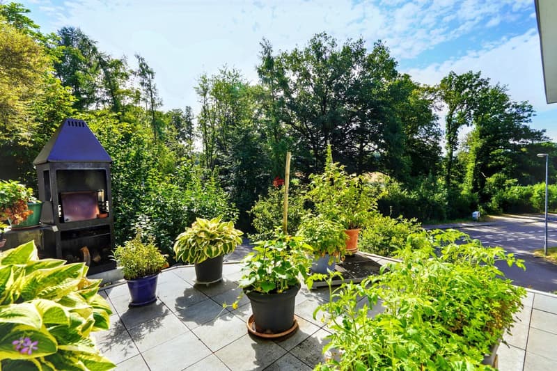 Seitliche Terrasse mit Grill