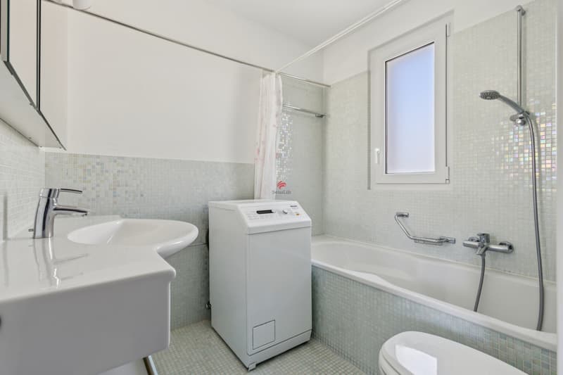 Badezimmer mit Waschmaschine, gemeinsame Waschküche mit Secomat. / Bagno con lavatrice, lavanderia in comune con Secomat