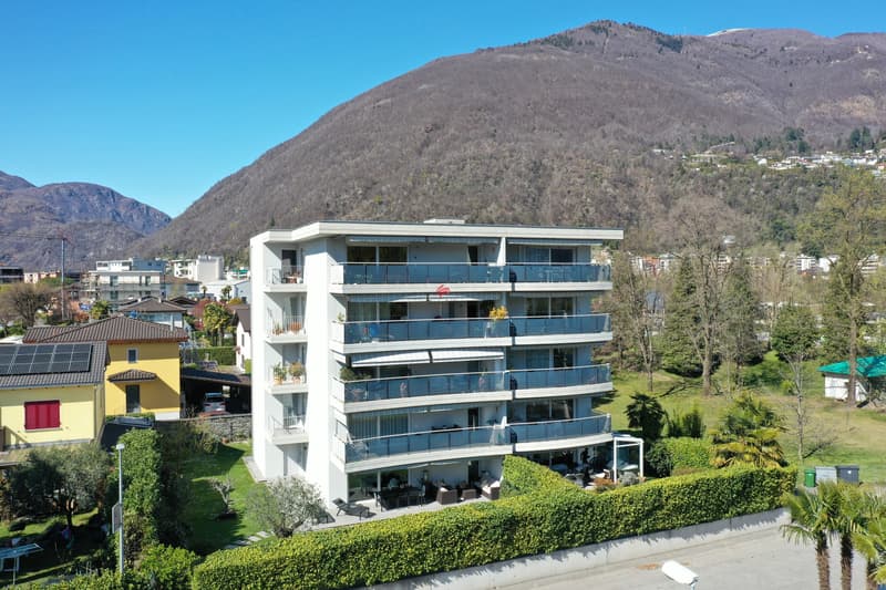 Direkt an die Grünflächen angrenzend, unweit Spazier- und Hundeweg an der Maggia / Direttamente adiacente alle aree verdi, non lontano dal percorso pedonale e cinofilo lungo la Maggia