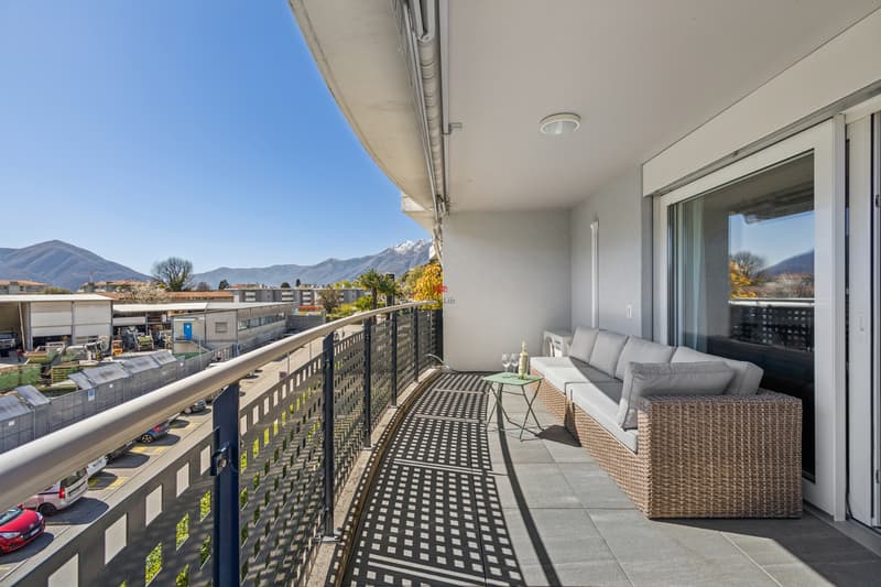 Geschwungene Terrasse mit reichlich Platz für Lounge und Esstisch! / Terrazza curva con ampio spazio per un salotto e un tavolo da pranzo!
