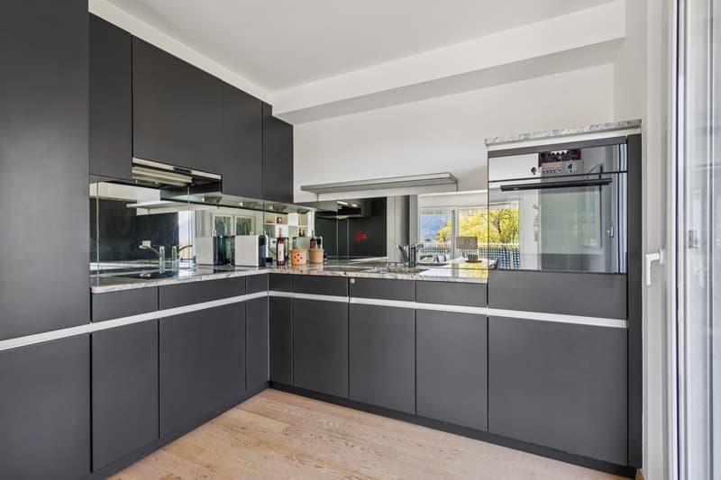 Glaskeramik, Geschirrspüler, Backofen, sowie einen Kühl- und Gefrierschrank / Piano cottura in vetroceramica, lavastoviglie, forno, frigorifero e freezer
