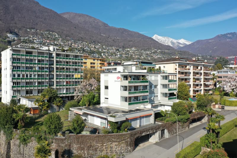 Zur Westseite grenzt das Grundstück an einen Bach und an Muralto / A ovest, la proprietà confina con un ruscello e con il Muralto