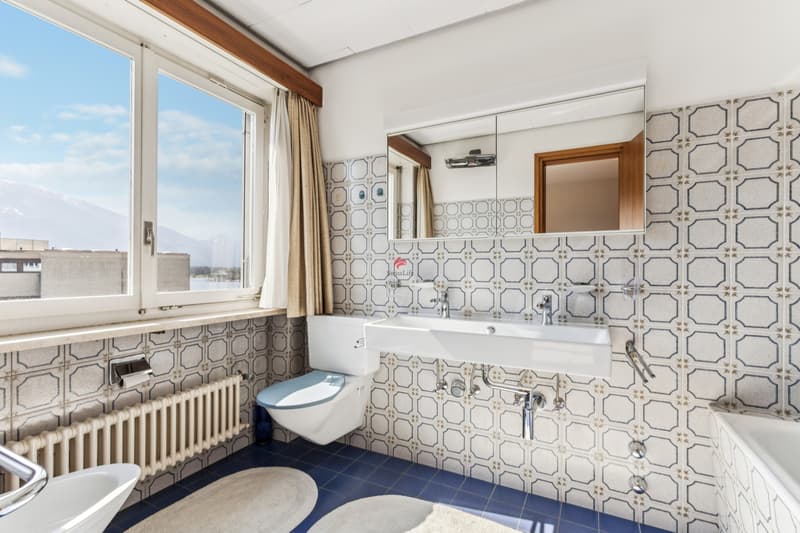 Berg- und Seepanorama von der Badewanne aus geniessen! / Godetevi il panorama delle montagne e del lago dalla vasca da bagno!