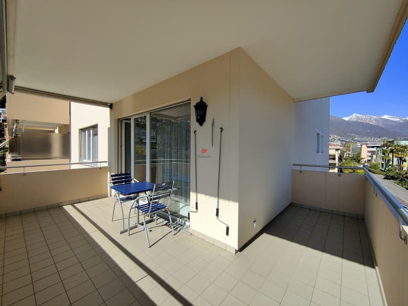 Dank der L-Form der Terrasse gibt es immer Sonnen- und Schattenplätze! / La forma a L della terrazza offre sempre angoli soleggiati e ombreggiati