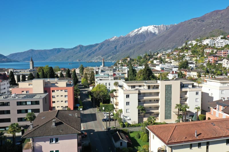 Das Condominio liegt zentrumsnah an einer Einbahnstrasse. / Il Condominio si trova vicino al centro, in una strada a senso unico
