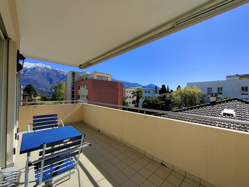Die Terrasse ist in der südlichsten Ecke des Gebäudes. / Terrazza sull'angolo più a sud del condominio