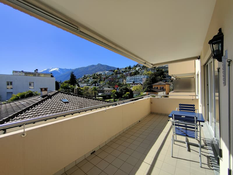 Von der Wohnungsterrasse aus hat man einen Blick Richtung Monte Verità. / Dalla terrazza piana si ha una vista verso il Monte Verità