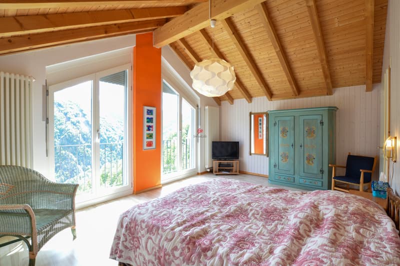 ... einer schönen Holzdecke verwöhnt.