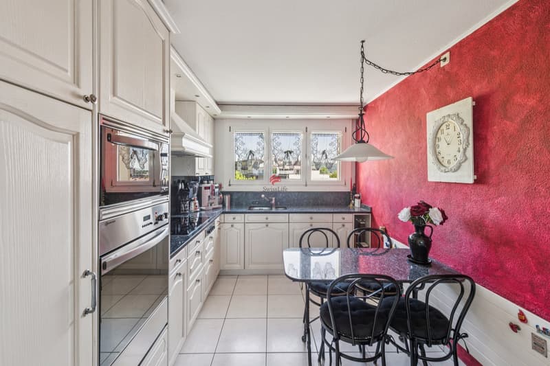Attic apartment with large roof terrace and panoramic view in quiet location of Lenzburg (5)