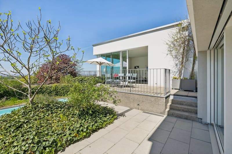 Garten und Terrasse vor dem Wohnbereich ...