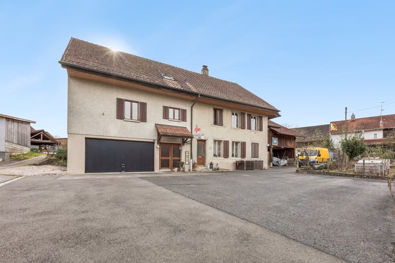 Single-family house with 3 residential units (2)