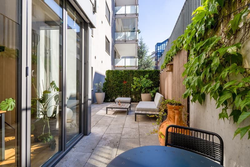 Der gemütliche Sitzplatz wurde von einem Gartenarchitekten stilvoll gestaltet und harmonisch in den Aussenbereich integriert