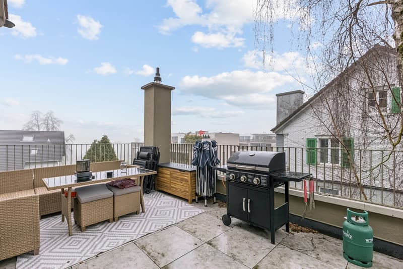 Two tenants. Five floors. Completely renovated. (5)
