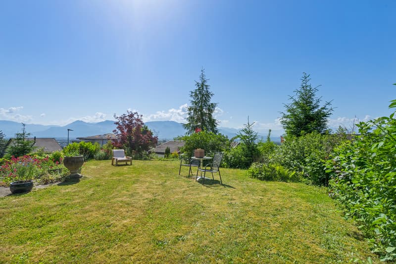 Garten mit Blick in die Berge und das Rheintal