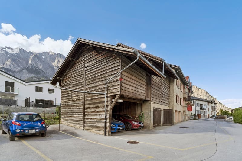 Village house with 6 apartments and 10 parking spaces with barn (7)