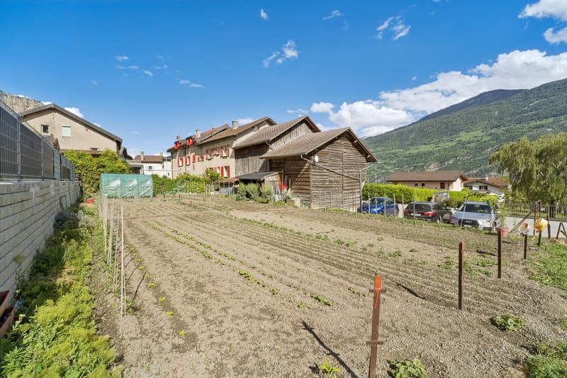Village house with 6 apartments and 10 parking spaces with barn (2)