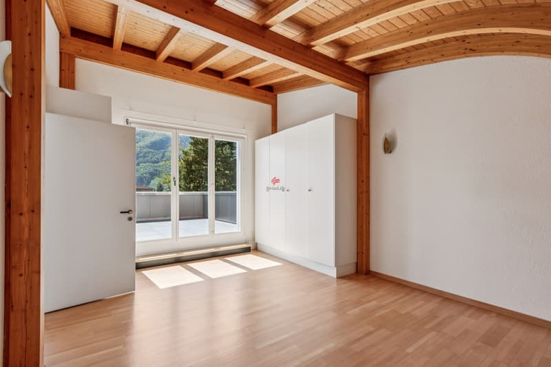 Family living space in a semi-detached house... in a prime location (9)