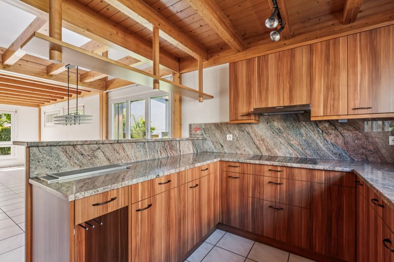 Family living space in a semi-detached house... in a prime location (7)