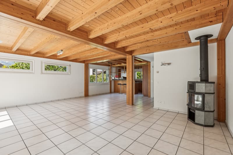 Family living space in a semi-detached house... in a prime location (6)