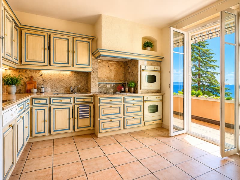 Apartment with a lake view to transform according to your dreams! (10)