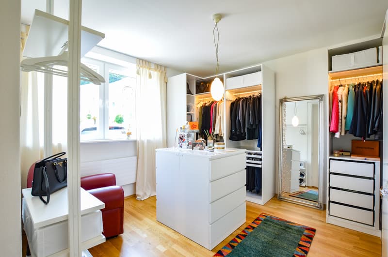 Das erste Zimmer beim Eingang ist aktuell als Ankleidezimmer ausgestattet. / La prima camera verso l'entrata è attualmente adibita come camera armadio/guardaroba.