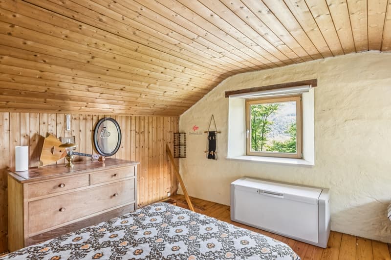 Das Schlafzimmer wird auch durch das Schwedenofenrohr gewärmt. / Schlafzimmer, welches auch durch das Schwedenofenrohr gewärmt wird