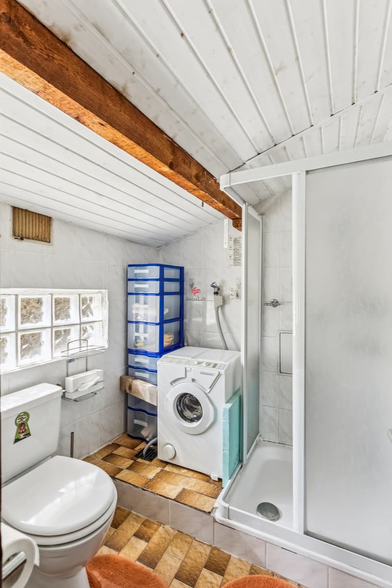 In der Nasszelle ist ausserdem ein Lavabo vorhanden. / In der Nasszelle ist zudem noch ein Lavabo vorhanden