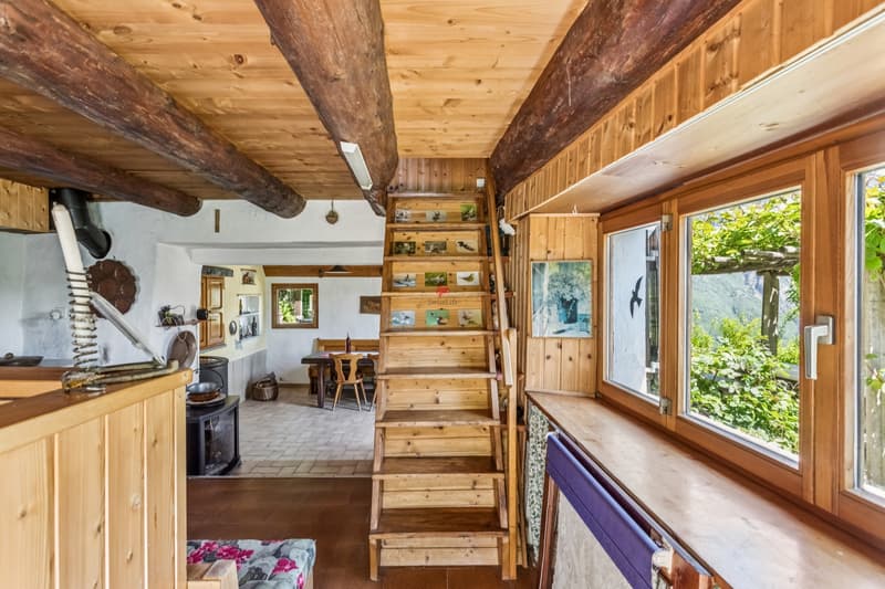 Die Treppe führt neben der Küche ins grosse Schlafzimmer darüber. / Die Treppe führt neben der Küche ins grosse Schlafzimmer darüber