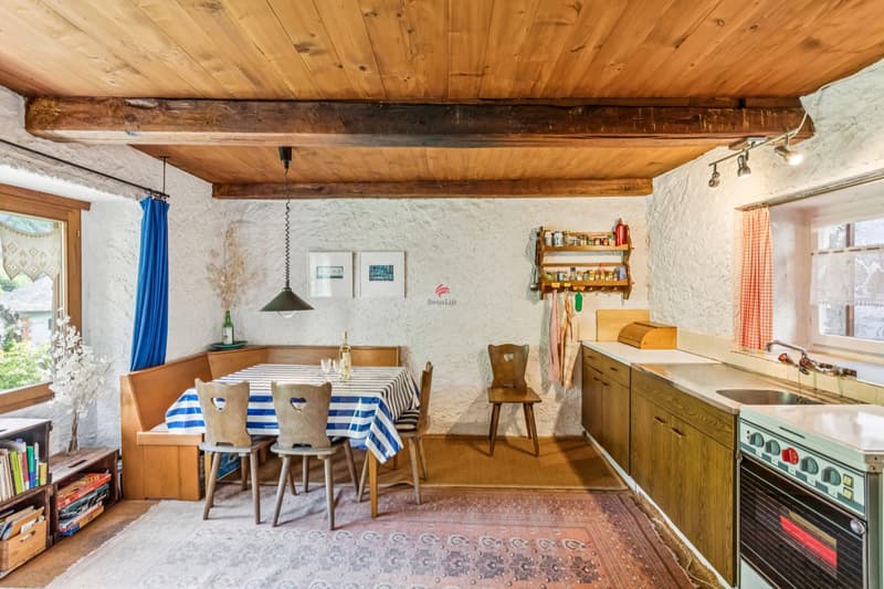 Neben der Essecke führt eine Fenstertür auf den Balkon mit Aussicht. / Accanto alla zona pranzo, una porta-finestra conduce al balcone con vista