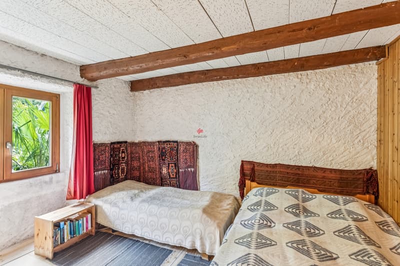 Das Schlafzimmer ist noch mit einem Schrank vervollständigt / La camera da letto è completata con un armadio