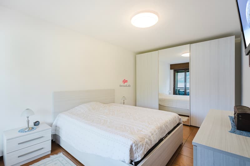 Im grosszügigen Schlafzimmer gibt es ausreichend Platz für flexible Möblierung und eine Fenstertüre führt Sie direkt auf die Terrasse. / L'ampia camera da letto offre varie possibilità di arreda