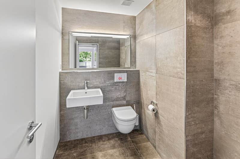 Gästebad mit Vorbereitung für eine Dusche