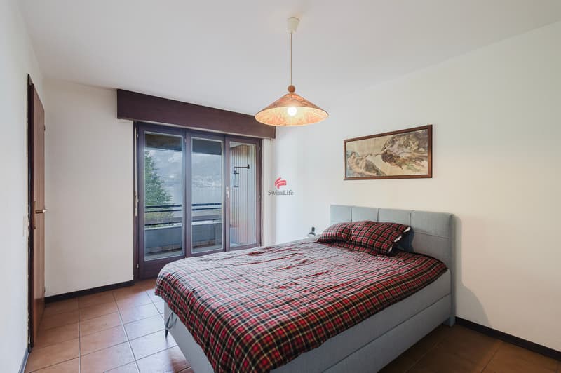 Das grosszügige Schlafzimmer ist direkt vom Wohnzimmer aus zugänglich... / La spaziosa camera da letto è accessibile direttamente dal soggiorno..