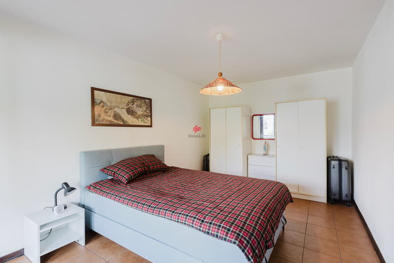...und bietet ausreichend Platz für ein Doppelbett, eine Schrankwand und weitere Gestaltungsmöglichkeiten. / ... e offre spazio sufficiente per un letto matrimoniale e una parete occupata da armadi
