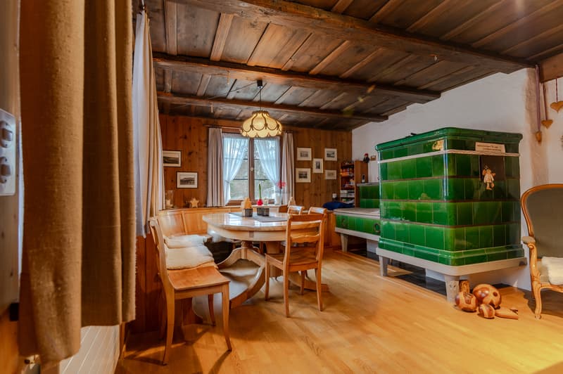 Wohnzimmer mit Kachelofen