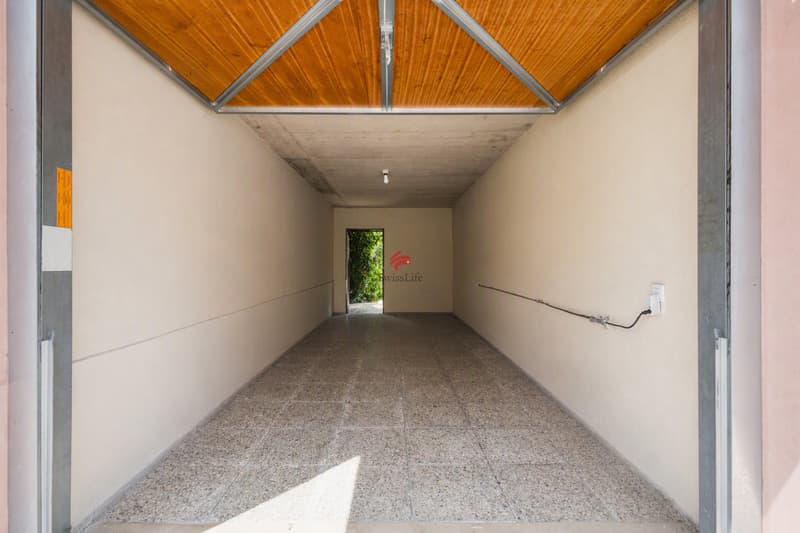 / Ampio garage con accesso diretto al giardino della casa