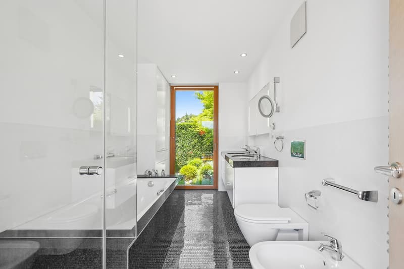 Badezimmer im Erdgeschoss mit Badewanne, Dusche und WC