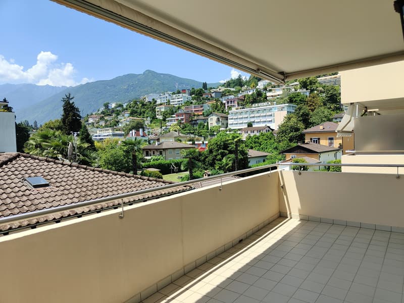 Von der Wohnungsterrasse aus hat man einen Blick Richtung Monte Verità. / Dalla terrazza piana si ha una vista verso il Monte Verità