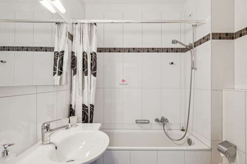Das Badezimmer verfügt neben Wanne auch über WC und Bidet. / Il bagno è dotato di vasca, WC e bidet
