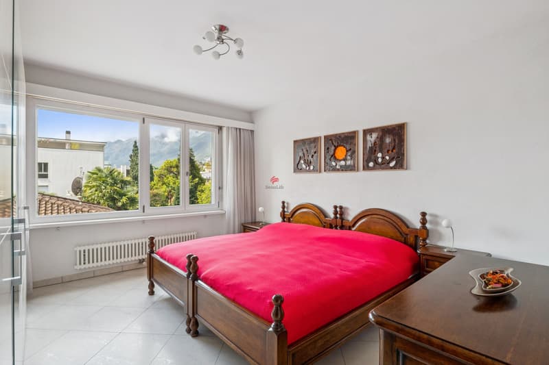Das Hauptschlafzimmer, nach Süden gerichtet, hat viel Platz... / La camera da letto principale, esposta a sud, dispone di un ampio spazio..