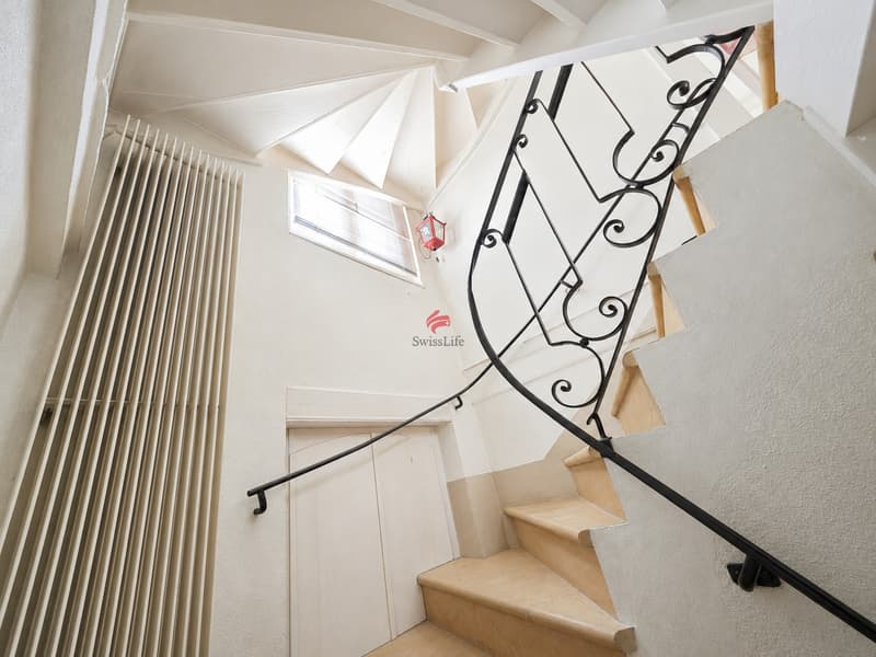 Charming residence with potential (10)