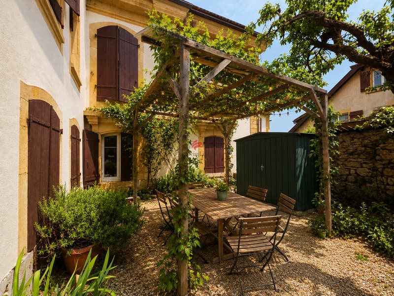 Charming residence with potential (2)