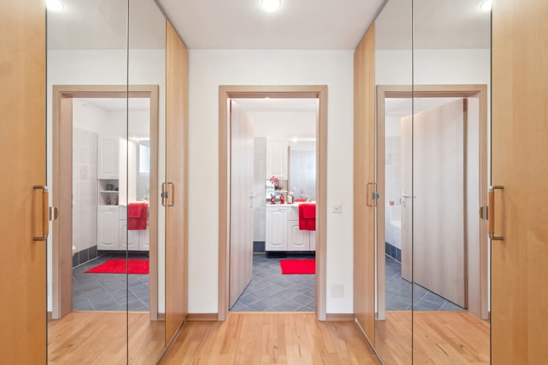 Das Ankleidezimmer liegt direkt zwischen dem Hauptschlafzimmer und dem privaten Bad. / La cabina armadio è situata direttamente tra la camera padronale e il suo bagno privato.