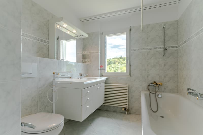 Badezimmer mit Badewanne