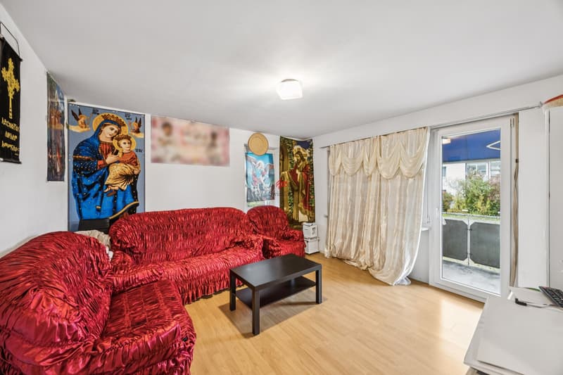 Wohnzimmer mit Balkon der 3-Zimmer-Wohnung