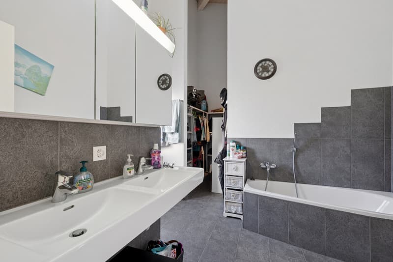Badezimmer en Suite mit Ankleideraum