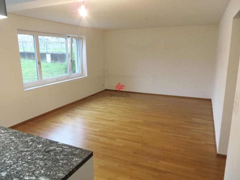 Helles Wohnzimmer mit Blick auf Garten und Innenhof