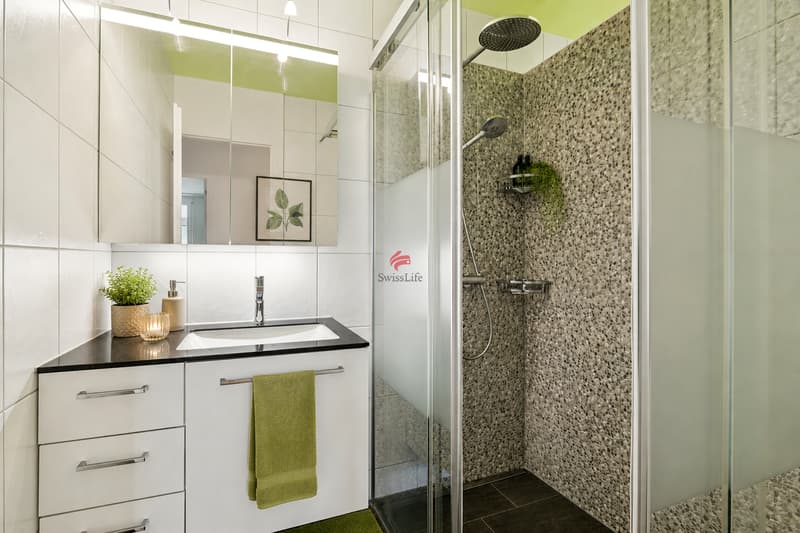 Im Zuge der Modernisierung im Jahr 2013 wurde die ursprüngliche Badewanne durch eine zeitgemässe Regendusche ersetzt.